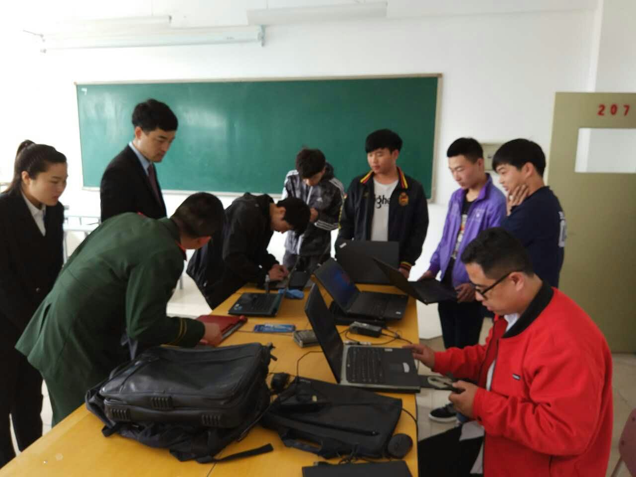 用行动彰显我们的服务“记联想服务校园行”